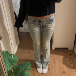 Lågmidjade ljusblåa jeans - Storlek 25/34. Slutsålda på hemsidan och endast provade