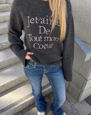 Grå Stickad tröja  - Sååå snygg stickad tröja från Gina tricot, slutsåld ❤️❤️❤️ storlek 158/164 skulle säga att det motsvarar S, knappt använd 