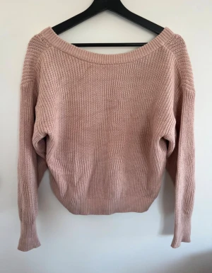 Ljusrosa stickad tröja - Superfin ljusrosa stickad tröja från Gina Tricot i storlek S. Tröjan har en bred v-ringad hals och långa ärmar med ribbade muddar. Mjuk och skön kvalitet, perfekt för att mysa i under kyliga dagar. Passar dig som gillar en loose fit och enkel stil.
