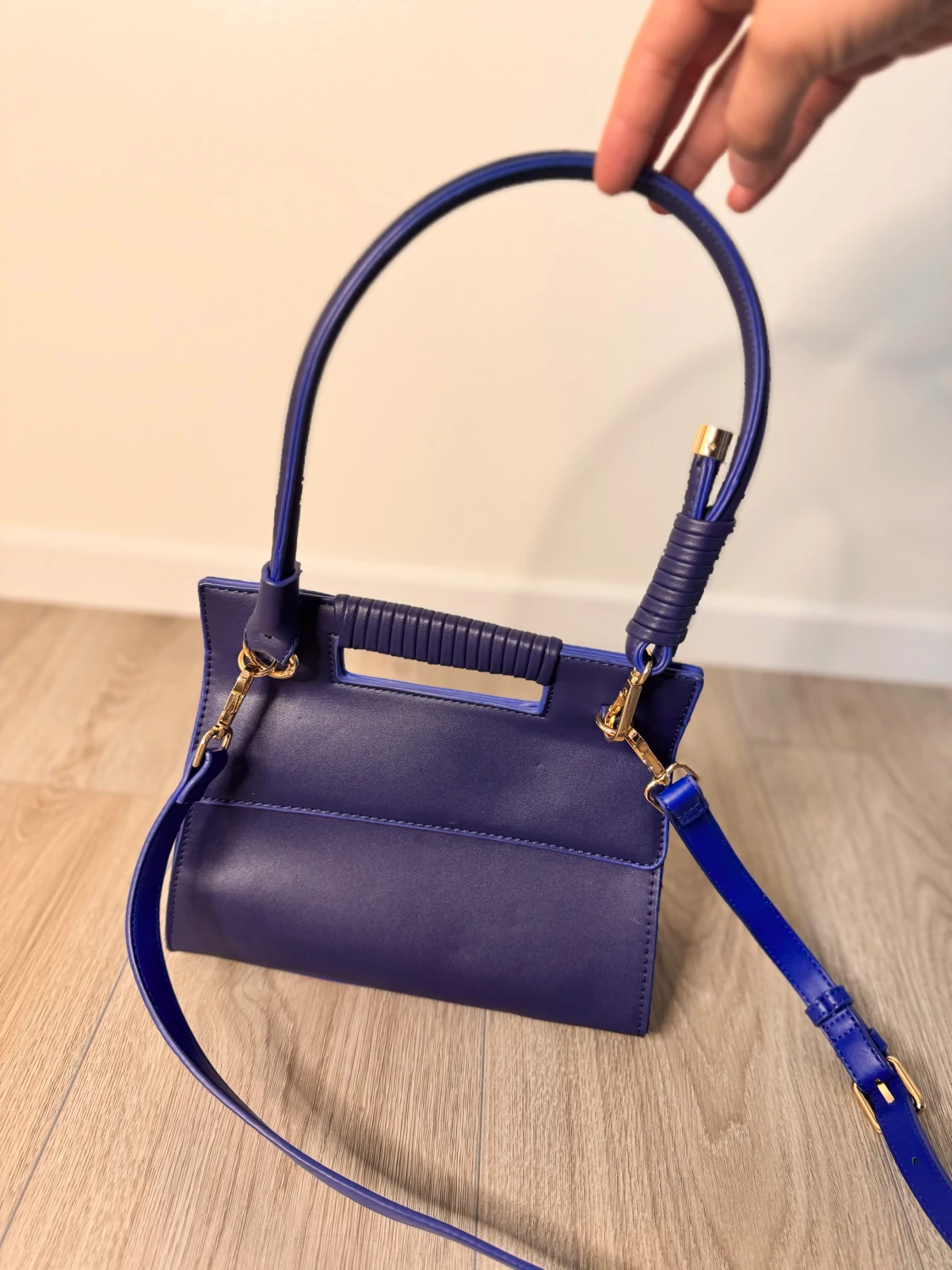 Blå axelväska med gulddetaljer - 3