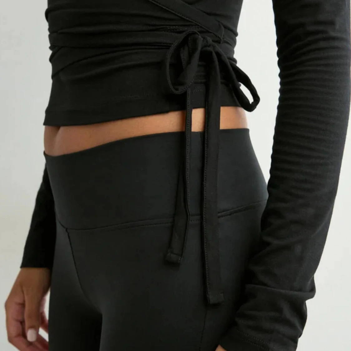 Svart omlott tröja  - 1