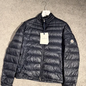 Moncler Lambot Giubbotto - Sjukt snygg Moncler Giubbotto jacka, perfekt för dig som vill ha en schysst fin jacka. Köpt på NK och kostar 13499 kronor ny. Självklart äkta och tags och extra knappar tillkommer.