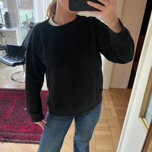 College tröja - Svart fin tröja från H&M, blivit något noppig, annars bra skick!