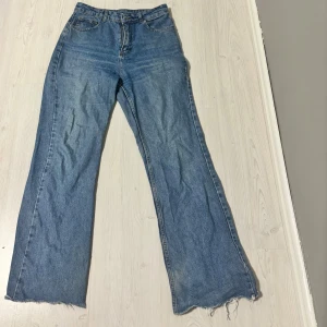 Blå jeans shein - Jeansen har en cool, avslappnad vibe och är tillverkade i klassiskt denimtyg.