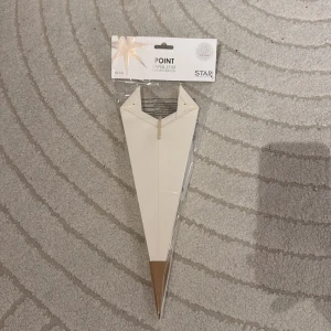 Point Paper Star 60 cm - Elegant pappersstjärna från Star Trading, 60 cm, perfekt för dekoration. Produkten är ny och förpackad, tillverkad av miljövänligt papper. Enkel att montera och hänga upp för en stämningsfull atmosfär i hemmet. Inga synliga defekter eller slitage.
