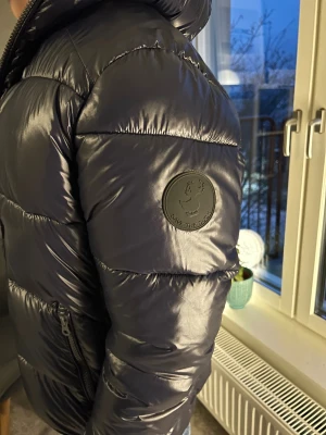 Save The Duck Edgard Navy - Save The Duck Edgard Navy. Skick: Som ny inga defekter. Köpt från Miinto, orderbekräftelse finns. Storlek S. 