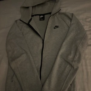 Nike tech fleece hoodie med dragkedja  - Som ny! Fraktar inom 24h. 