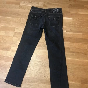 Mexx raka lågmidjade jeans - Vintage mexx mörkblåa jeans. Se mått på bilderna. Fint skick. Använd köp nu!! 