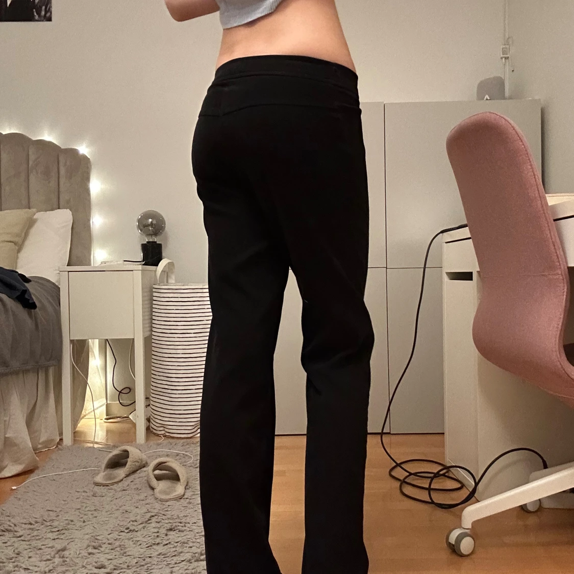 Svarta bootcut byxor i mjukt tyg - 2