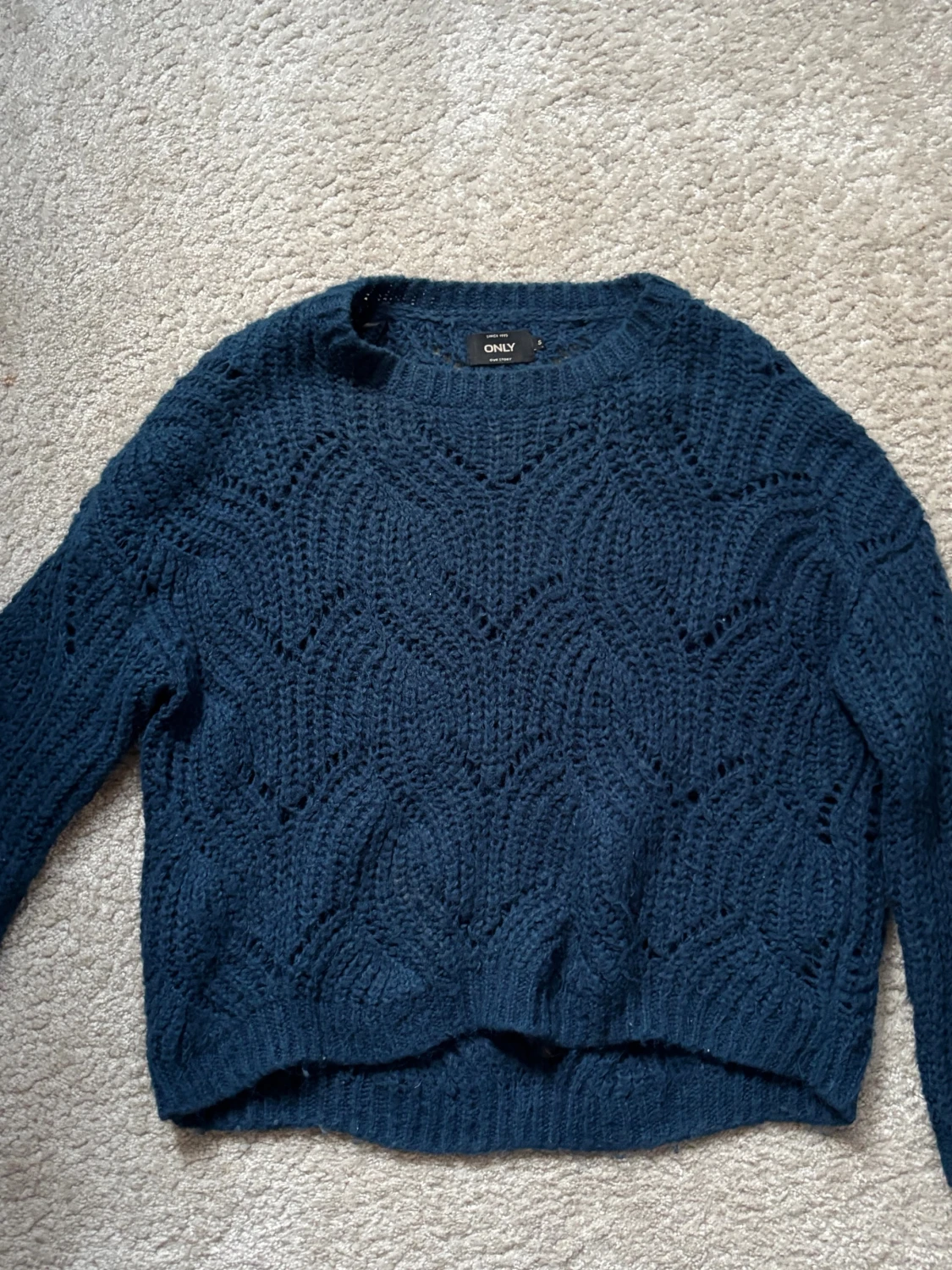 Mörkblå stickad tröja - 1