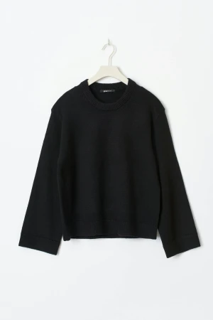 Stickad tröja Gina - Svart stickad tröja från Gina Tricot. Den är i ett lite tjockare material och sticks inte. Lite nopprig men syns knappt och annars inga defekter. Köp gärna bundle, vi kan komma överens om ett paketpris🥰