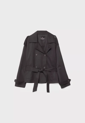 Svart kort trenchcoat - Snygg svart trenchcoat med bälte från Stradivarius, denna jacka är använd endast nåra få gånger. 