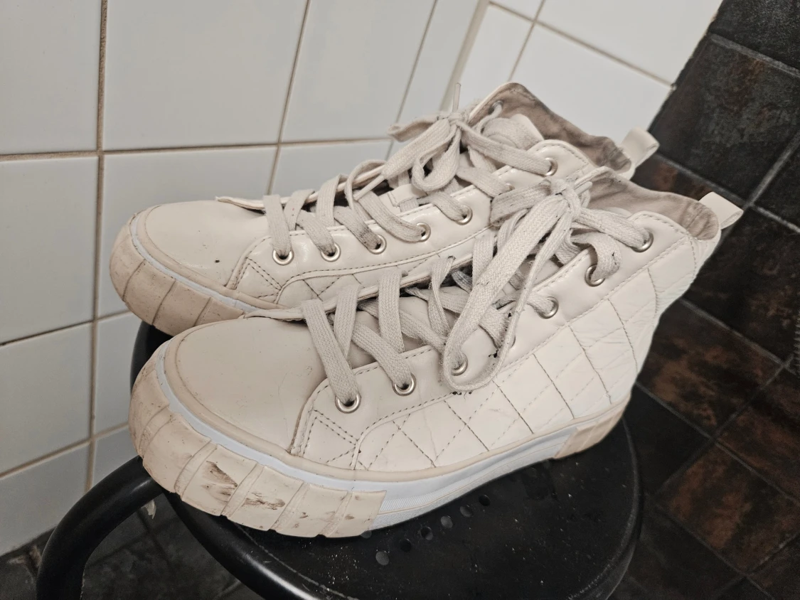 Beige quiltade sneakers med högt skaft - 1