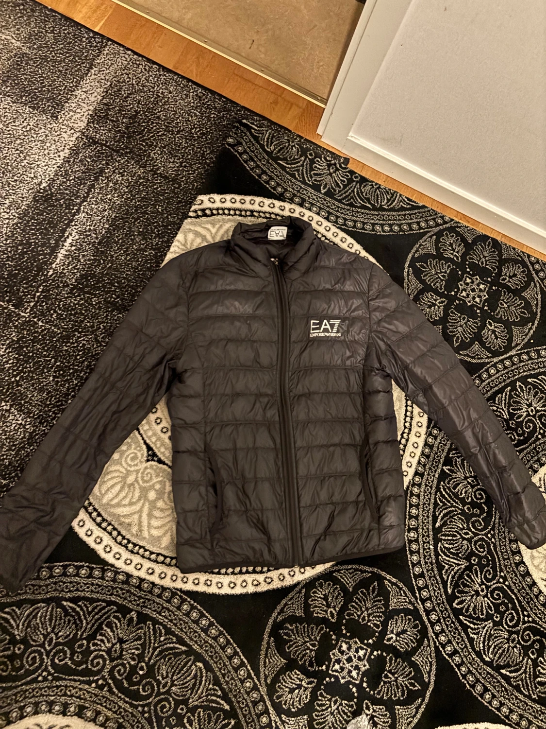 Svart pufferjacka från EA7 Armani