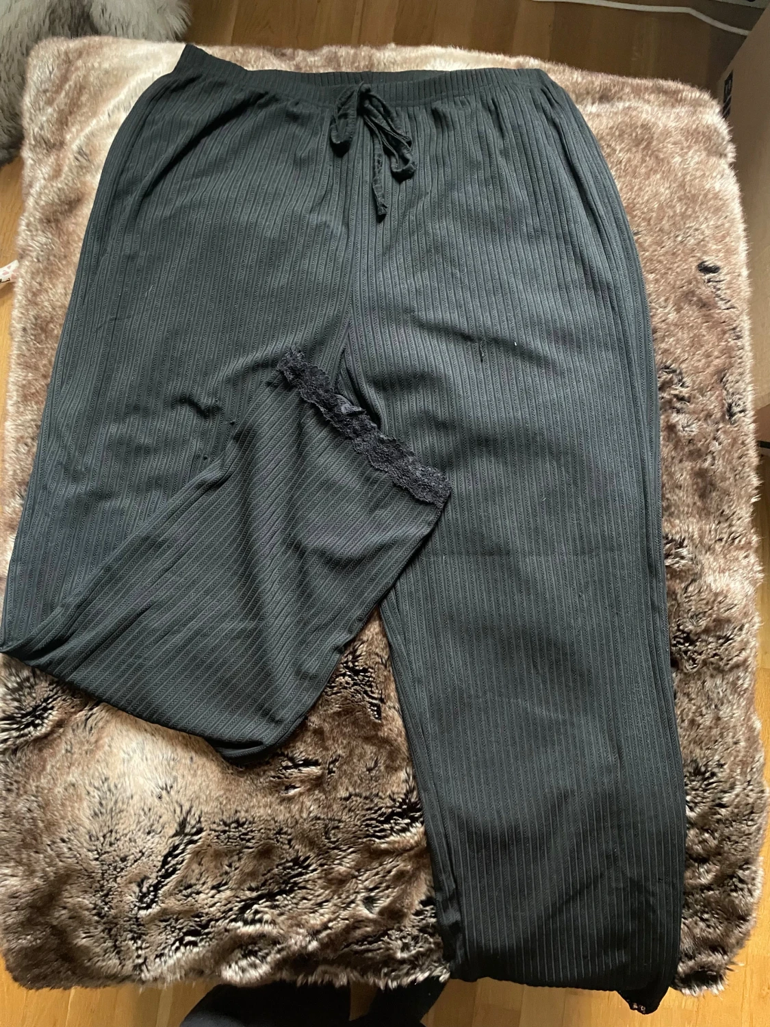 Svart ribbad pyjamas set med spets - 2