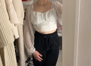 Vit topp  med puffärmar  - Säljer en jättefin vit topp/blius med puffärmar.Aldrig kommit till användning så denna fina topp får komma till någon annan 😍