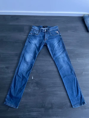 Replay anbass jeans - Jag säljer mina blåa replay anbass eftersom jag inte gillar dom lika mycket som förr. De är slim och är i toppenskick. Det är endast en lagning som är väldigt diskret vid ena bakfickan annars är de i nyskick. Strl: 30-32. Nypris: 1199. Hör av er vid frågor🙌