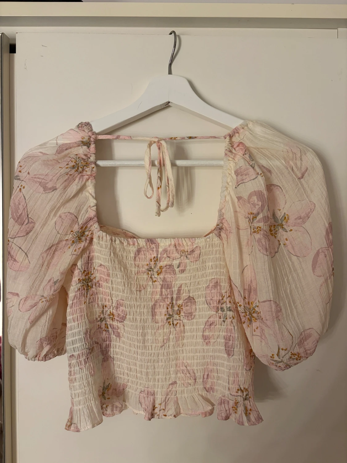 Blommig blus med puffärmar och knyt - 1