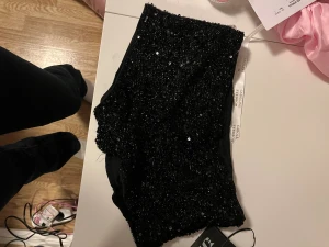 Mini shorta - Super snygga och glittrar fint men används inte . skriv om du undrsr något😊