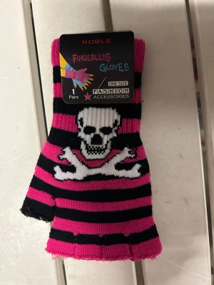 Vantar fr Noble i storlek onesize. Svart/cerisrosa färg. - Helt nya vantar i storlek onesize. Märke Noble. Svart/ceriserosa färg.