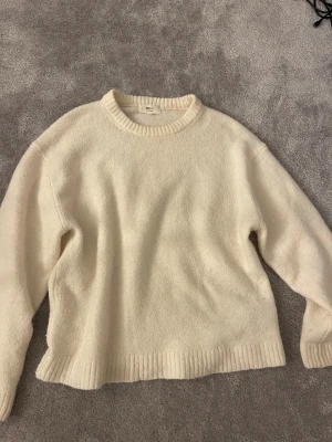 Stickad tröja  - Vit stickad från Gina tricot, storlek small i jättebra skick ❣️