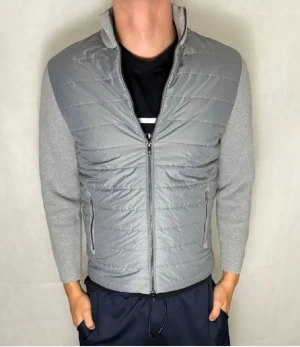 Massimo dutti cardigan  - Snygg cardigan från Massimo dutti, storlek M. Modellen på bilden är 185 cm lång. Skick 9/10, hör av dig vid funderingar 👍