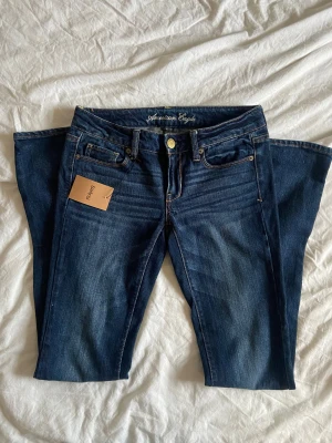 Lågmidjade American Eagle jeans  - Mörkblå lågmidjade jeans från american eagle med skinny passform. Perfekt till höga stövlar🫶🏼Inga defekter! Köpt på Sellpy men passade inte riktigt så säljer vidare🫶🏼 storlek 2, skulle säga att de är en S. Midjemått- 38cm innerbenslängd- 84cm