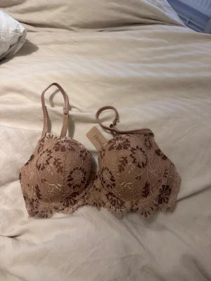Intimissimi bh spets  - Helt ny bh från Intimissimi i spets, storlek 80B. Världens finaste, men tyvärr fick jag fel storlek. 💕