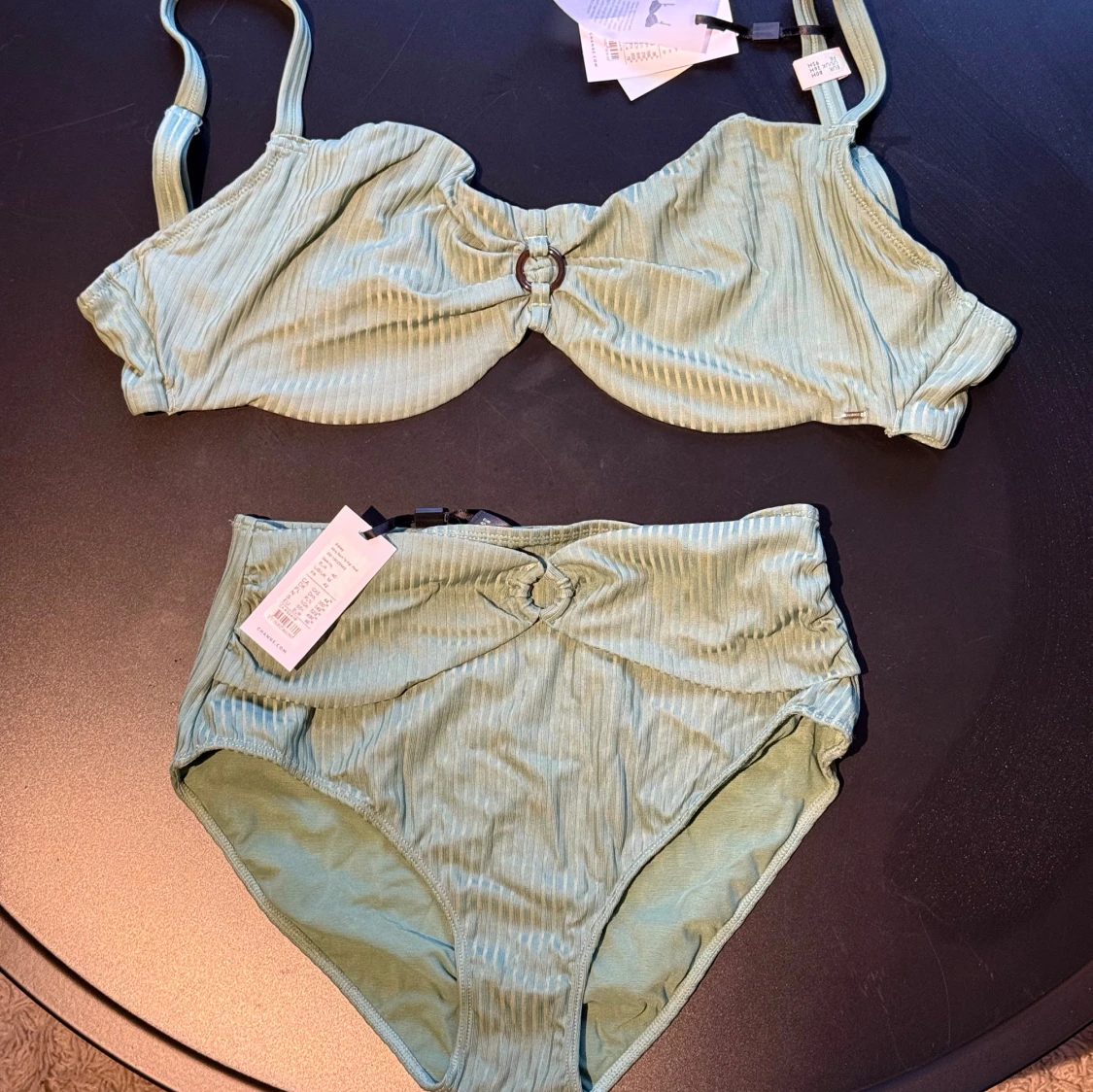 Grön bikini från Change med ringdetalj