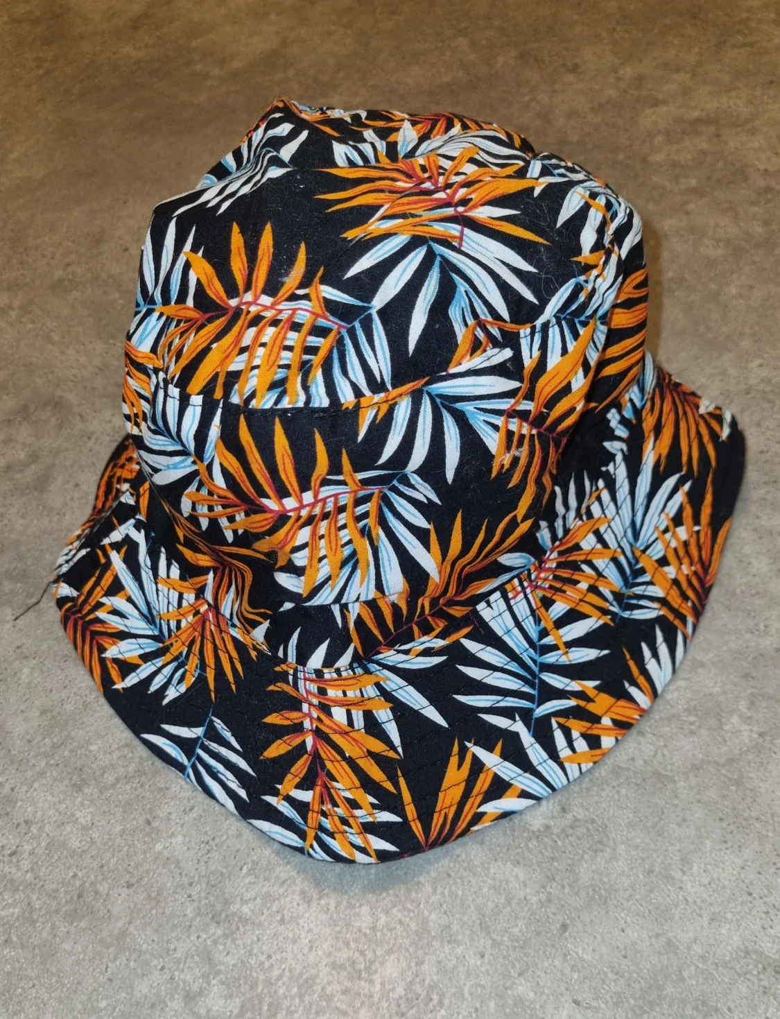 Svart bucket hat med tropiskt mönster