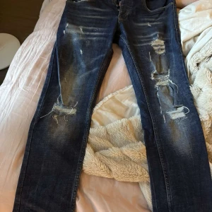 Dsquared2 Icon blå slitna jeans W32 - Intresse koll, vad kan ni erbjuda?? Säljer ett par Dsquared2 Icon jeans i mörkblå. Raka ben och normal passform. 