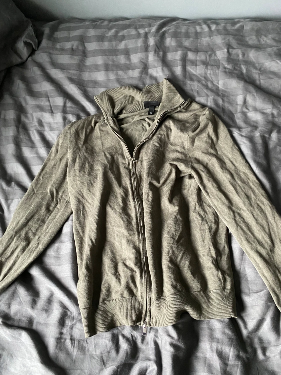 Grön tröja med dragkedja  - 2