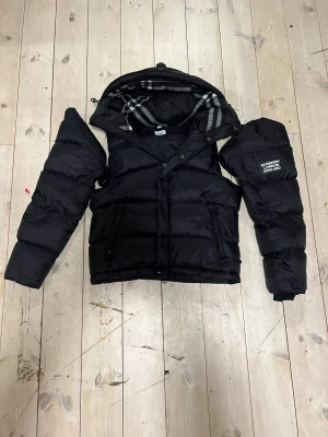 Burberry jacka  - KÖPS I KONTOT BEYOND CLOTHING