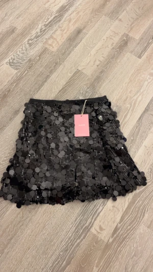 Svart paljettkjol från Amor XS - Säljer min svarta glitter kjol får design by Amor. Har aldrig kommit till användning. 