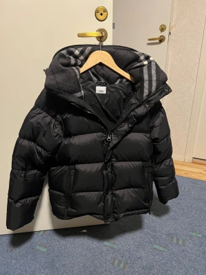 Burberry jacka  - Brueberry jacka—skick 9/10— Passar som en storlek M fast det står XL— perfekt nu i vintern❄️ 