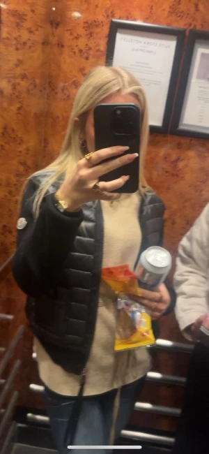 Svart pufferjacka från Moncler -  Säljer en svart cardiganjacka från Moncler . Köpt här på Plick, men fick med äkta bevis. Kommer inte till användning längre. kom med prisförslag💕