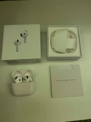 AirPods 4 (ANC) - Nya Apple AirPods 4 med aktiv brusreducering, trådlös laddning och USB-C kompatibilitet. Levereras i originalförpackning, ingen synlig skada eller slitage. Perfekt för musik, samtal och smidig anslutning till Apple-enheter.