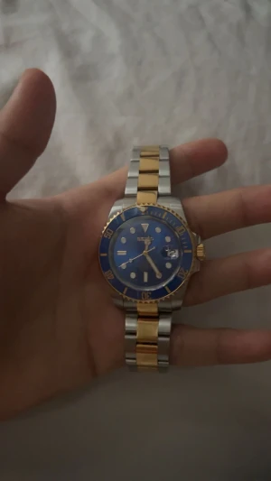 Herrklocka - Herrklocka MOD, 40mm, two-tone. Använd ungefär 2 veckor annars helt ny!! Automatisk! Alla länkar tillkommer.pris kan sänkas vid snabb affär