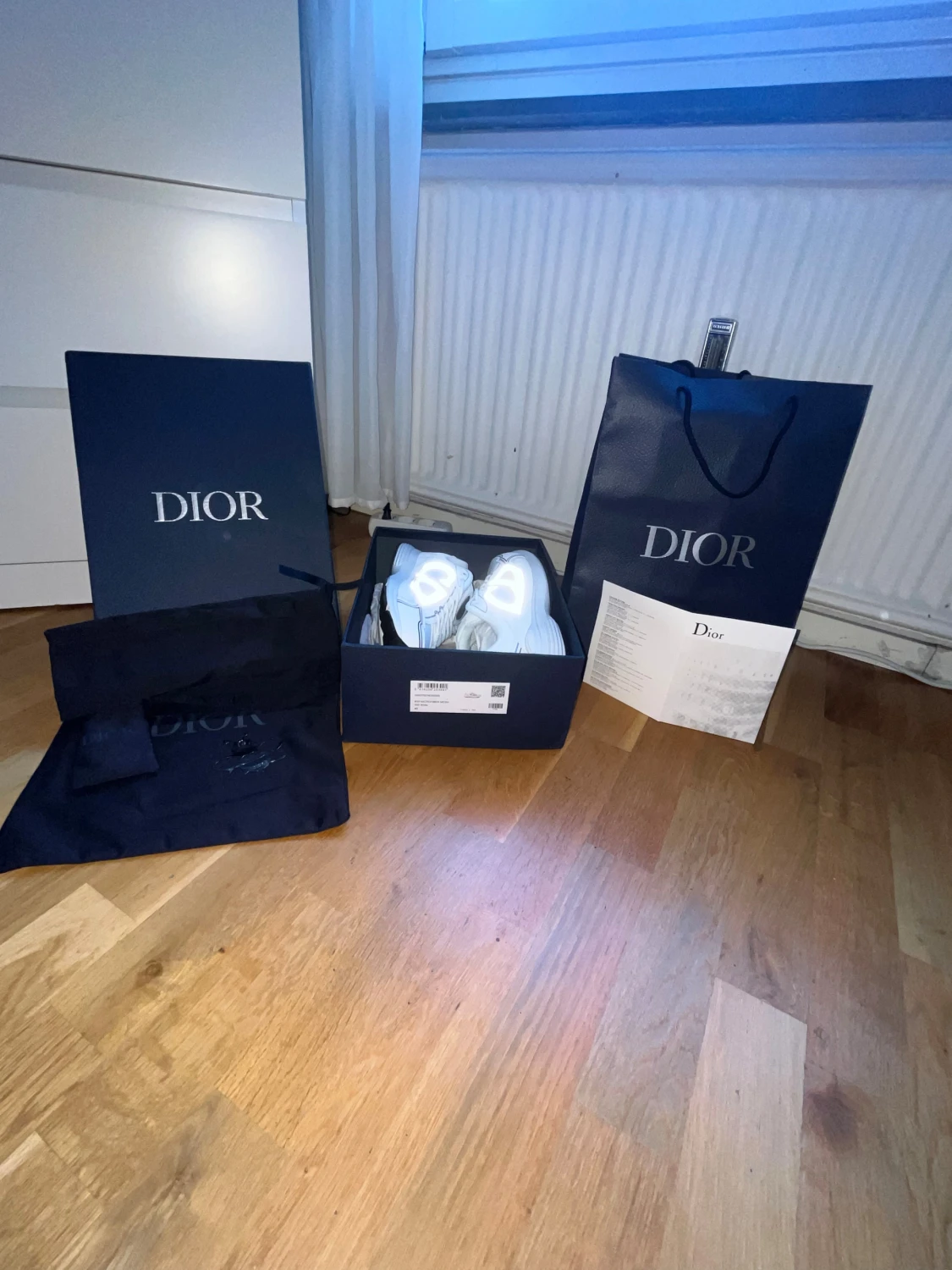 Vita Dior sneakers med reflekterande detaljer