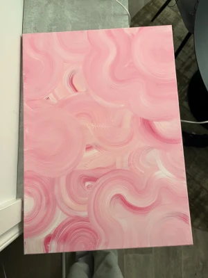 Tavla - Egenmålad tavla🩷🤍 Mått 50x70cm. Få två för 750kr. Kolla profilen för fler tavlor🌟