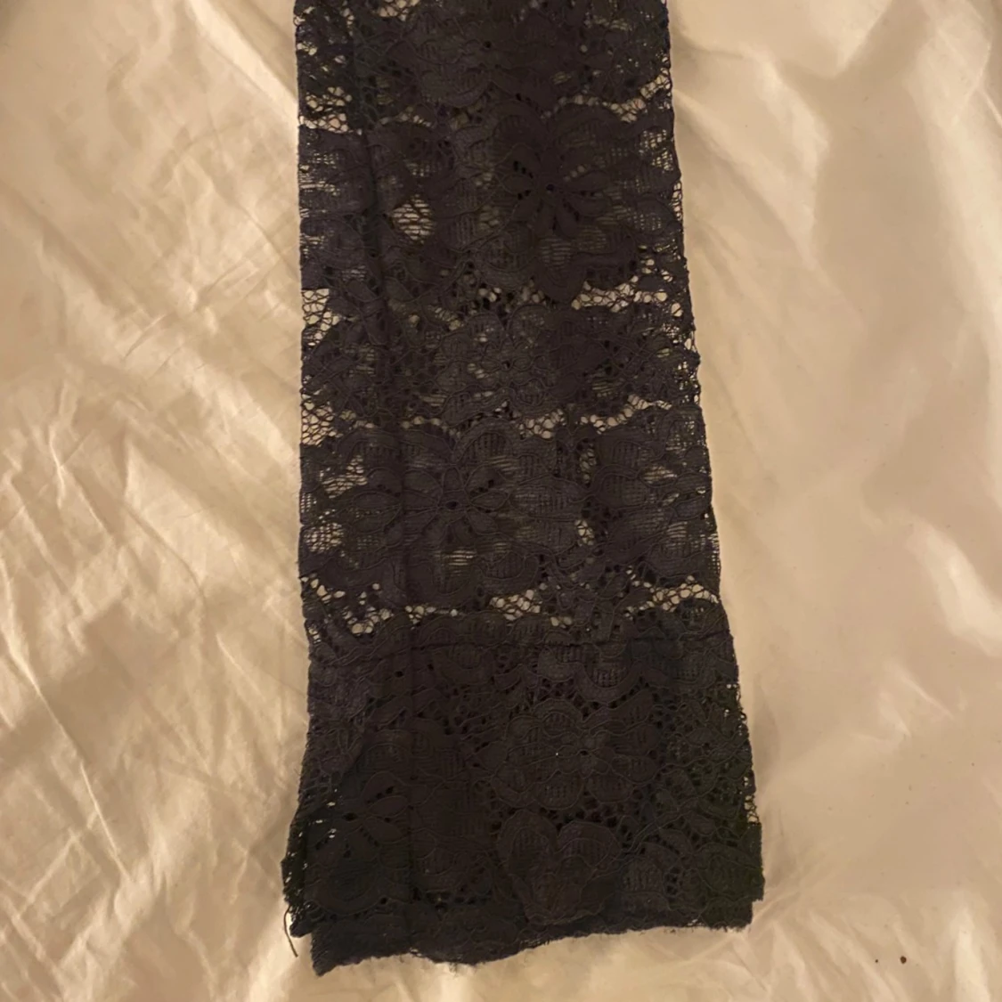 Svart spetsblus med knyt från Design by Si - 3