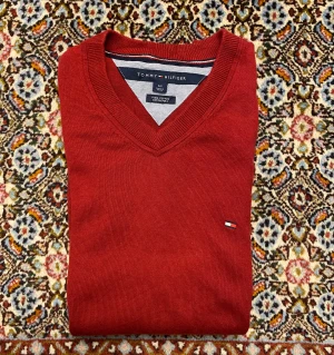 Tommy Hilfiger Slipover - Storlek S  Har ett håll i vänster armhåla och går säkert att sy