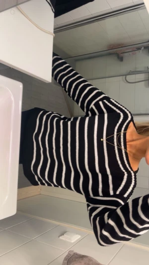 Svartvit randig stickad tröja - Superskön ribbstickad randig tröja från veromoda💞 Är i strlk XS men lite smått oversized! Pris kan alltid diskuteras🥰 