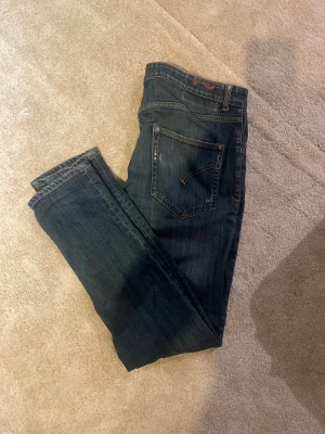 Dondups med slitningar  - Sköna dondups med slitningar och lite fade, modellen är conway och sitter likadant som George, modell är 179 och väger 74kg lägre pris vid snabb affär 