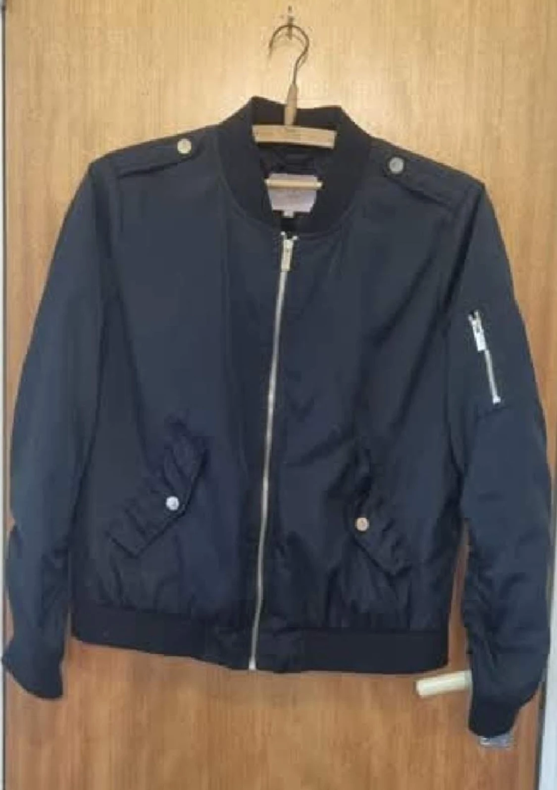 Svart bomberjacka med dragkedja