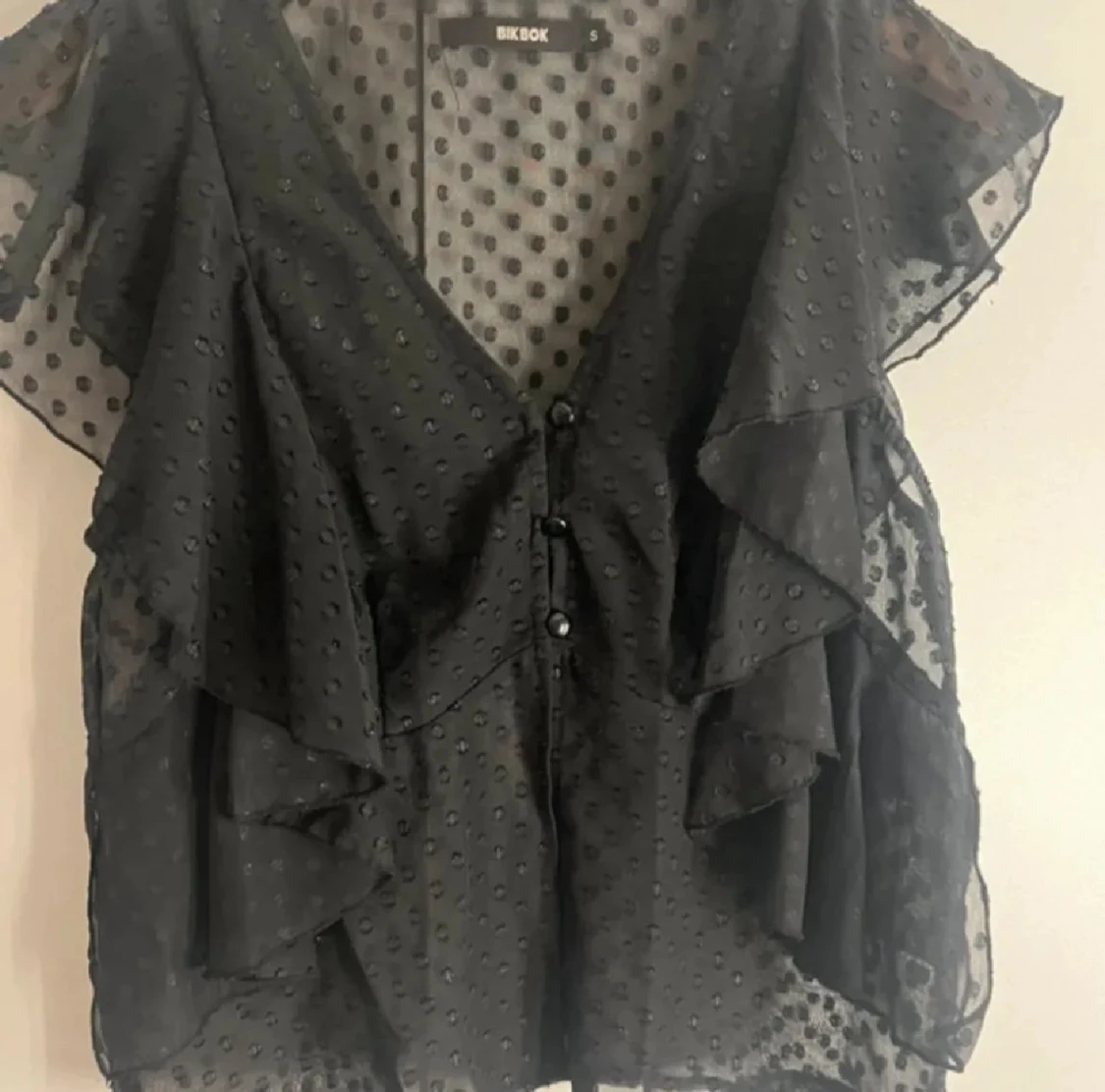 Svart prickig blus med volanger Bik Bok - 1