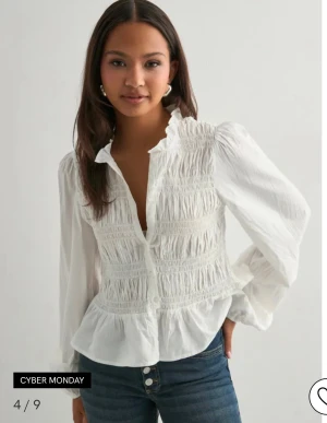 Vit blus från Nelly - Supersöt vit blus från nelly❤️ använd ett fåtal gånger❤️! PRIS GÅR ATT DISKUTERA!