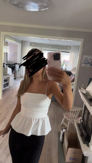 Vit tube topp med volanger - Jättesöt tube topp med volanger💞 använd en gång💞storleken är xxs men passar mig som har xs💞 vet ej märket