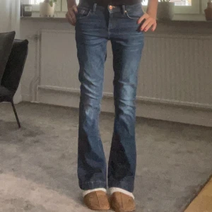 Blå bootcut jeans från LTB🤎 - LTB jeans i modellen Fallon. Storlek: 25 & längd: 30🫶🏼perfekta nu inför vintern 🥹🫶🏼❄️. Nypris: 800 kr. 