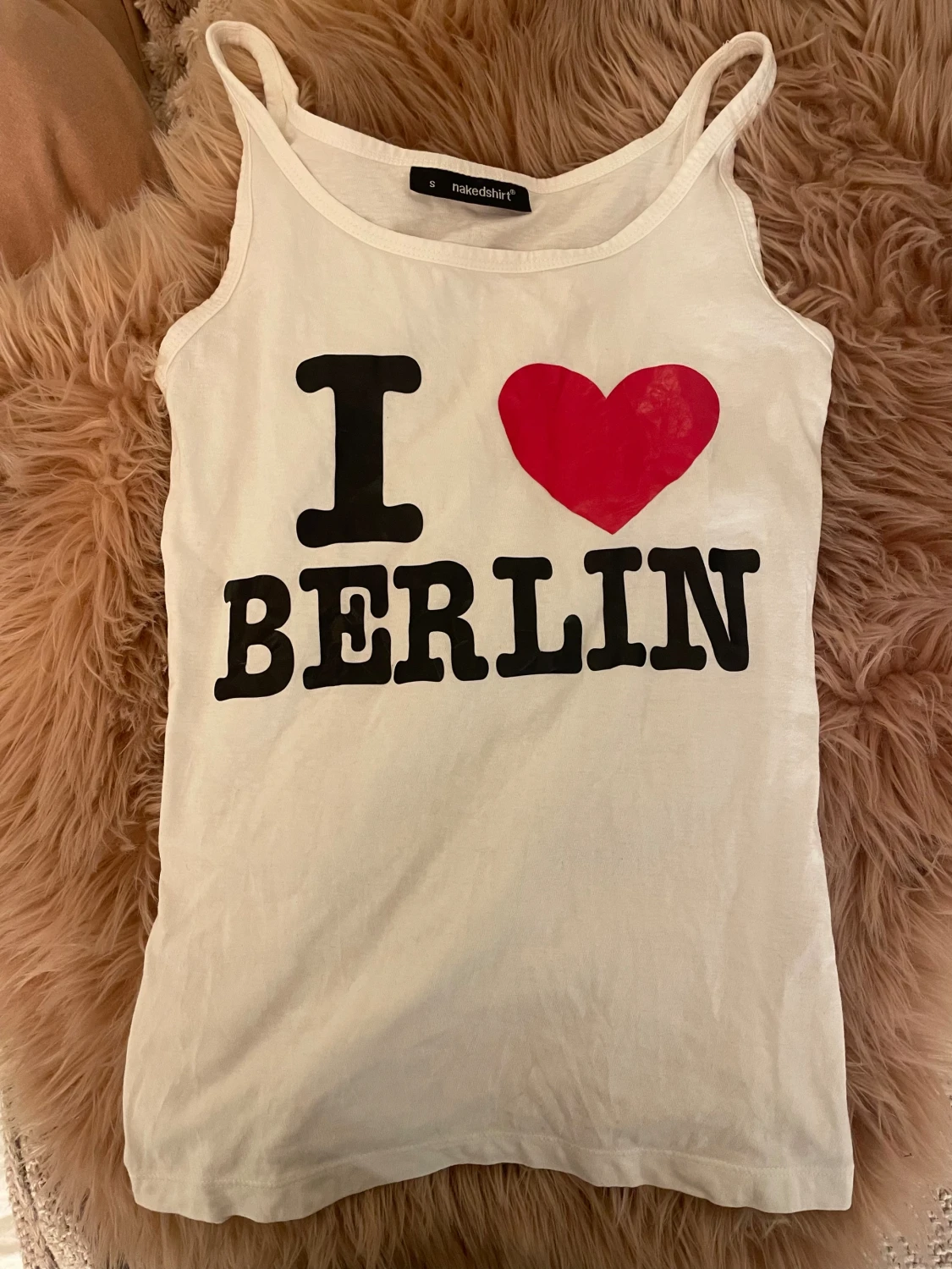 Vit linne med I ❤️ Berlin-tryck